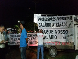 Protesto na frente da FATEC-RO